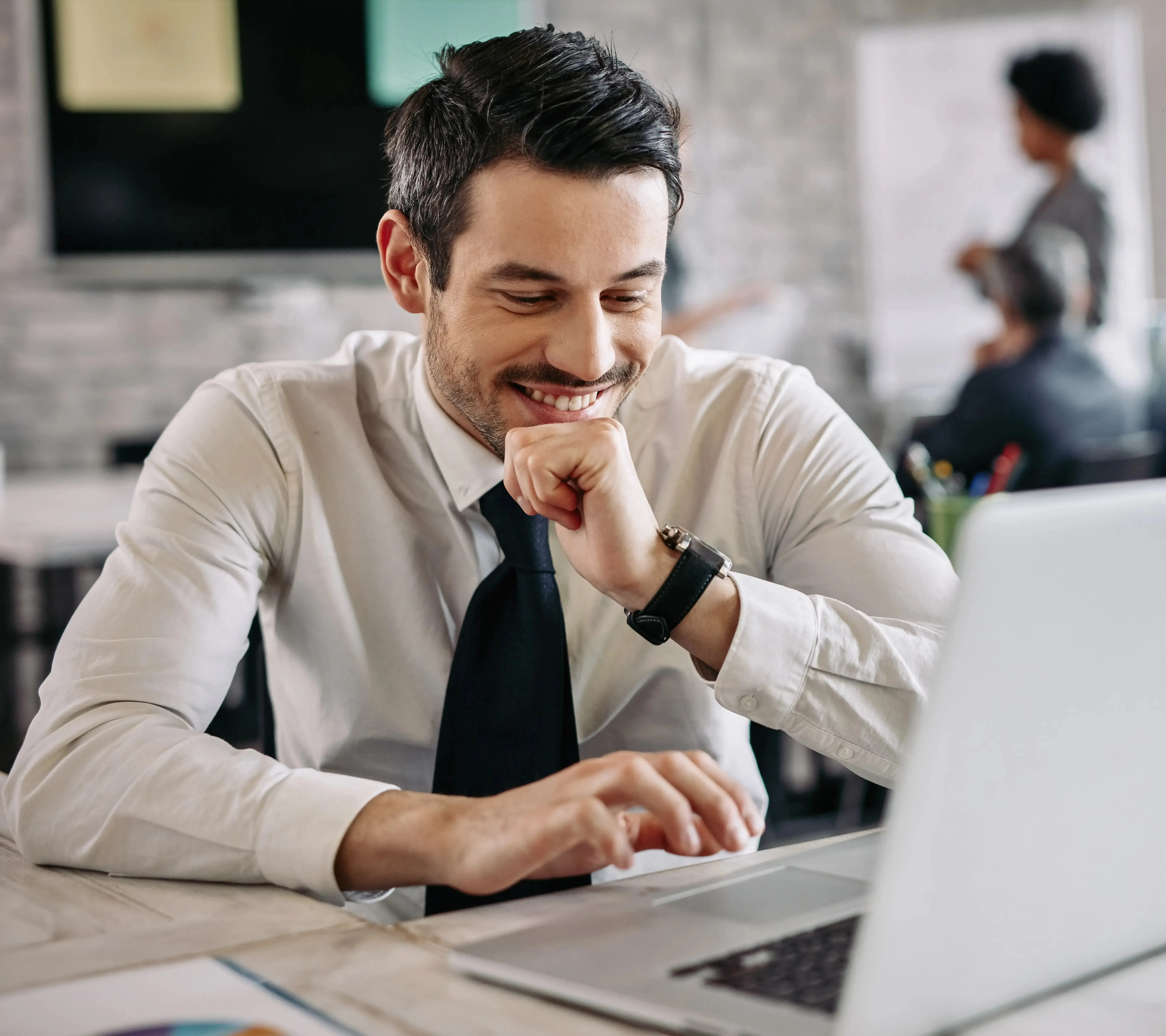 Freundlicher Buchhalter arbeitet am Laptop im modernen Büro – persönlicher Service und digitale Zusammenarbeit bei innocount