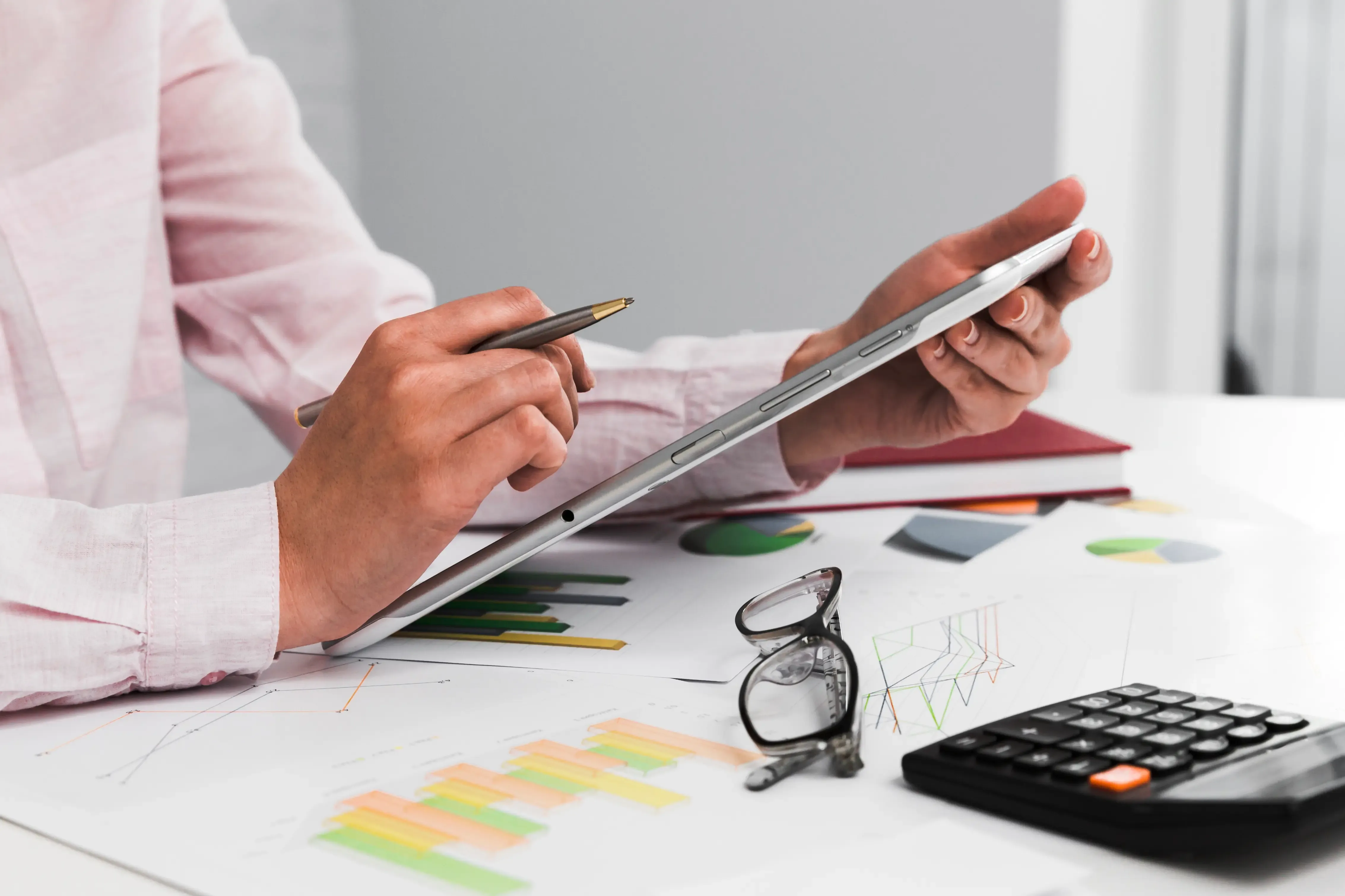 Geschäftsmann analysiert Finanzdaten am Laptop – Controlling und Reporting mit innocount
