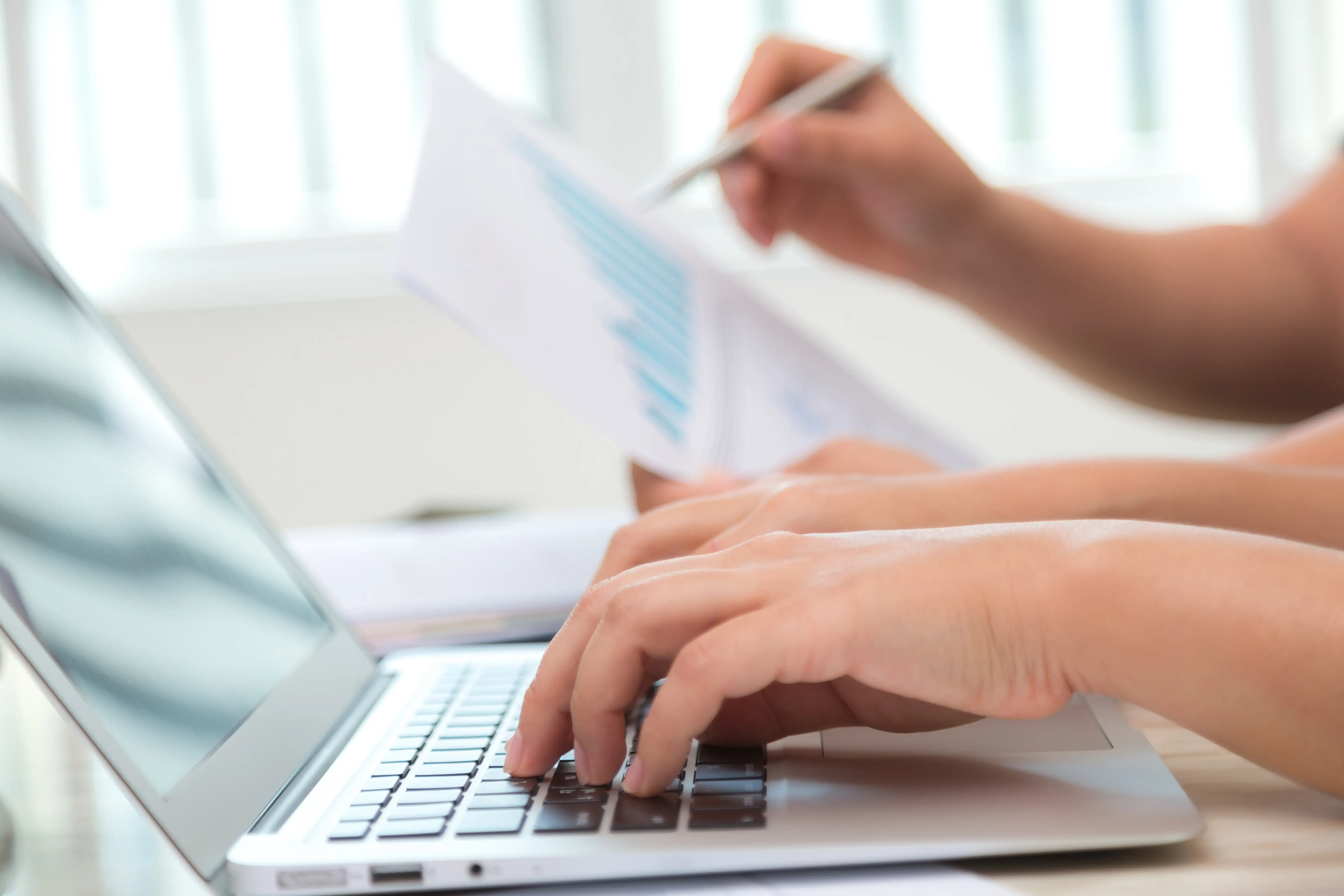 Mitarbeiter arbeitet am Laptop – Prozessoptimierung und digitale Buchhaltung bei innocount